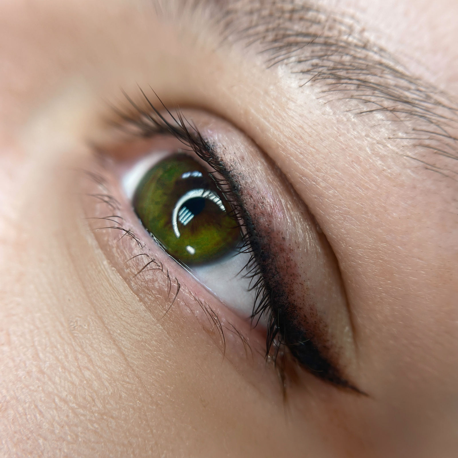 Filigraner Permanent Eyeliner für einen wachen Blick